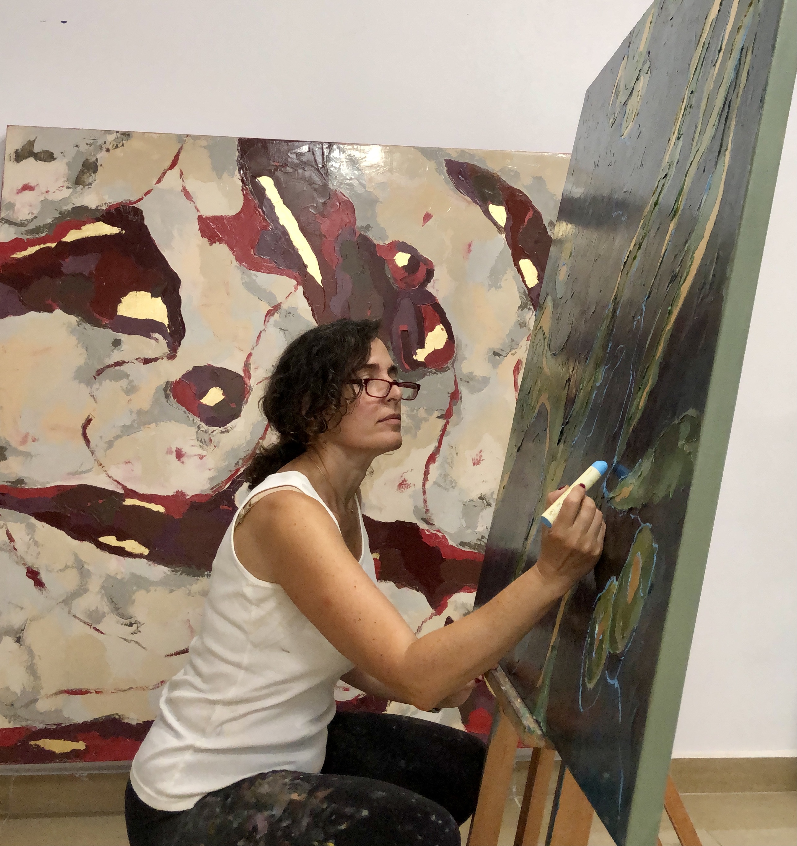 Montse Playà pintant una obra al taller